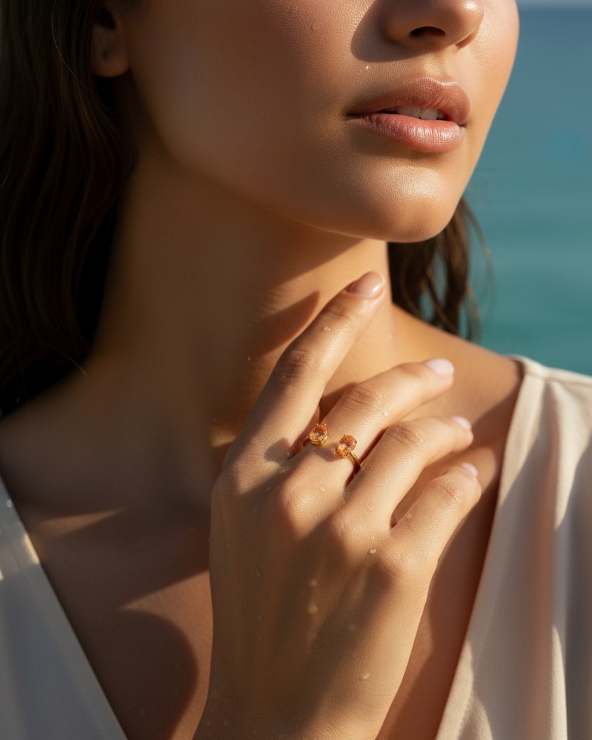Anillo Kohë de Sibela Studio con dos piedras naranjas enfrentadas en talla pera y oval.