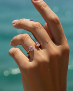 Anillo Kohë de plata de primera ley 925 con baño de oro amarillo de 18 kts y piedras rosas.