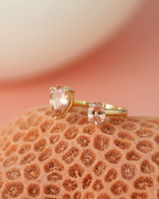 Anillo Kohë con una piedra naranja en talla pera y otra piedra naranja en talla oval.