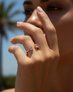 Anillo Kohë con una piedra rosa en talla pera y otra piedra rosa en talla oval.