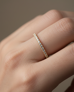 Anillo fino con brillo elegante gracias a sus circonitas, acabado en oro amarillo de 18k ideal para diario.
