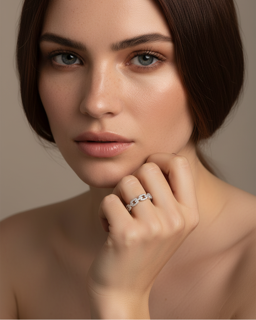 Joya inspirada en el lujo vintage con diseño refinado y elegante para mujer.