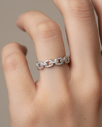 Anillo minimalista y brillante perfecto para elevar cualquier look diario.