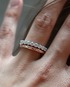 Anillo minimalista Tess con circonitas blancas. Una pieza elegante y fácil de combinar creada para acompañarte en cualquier ocasión.