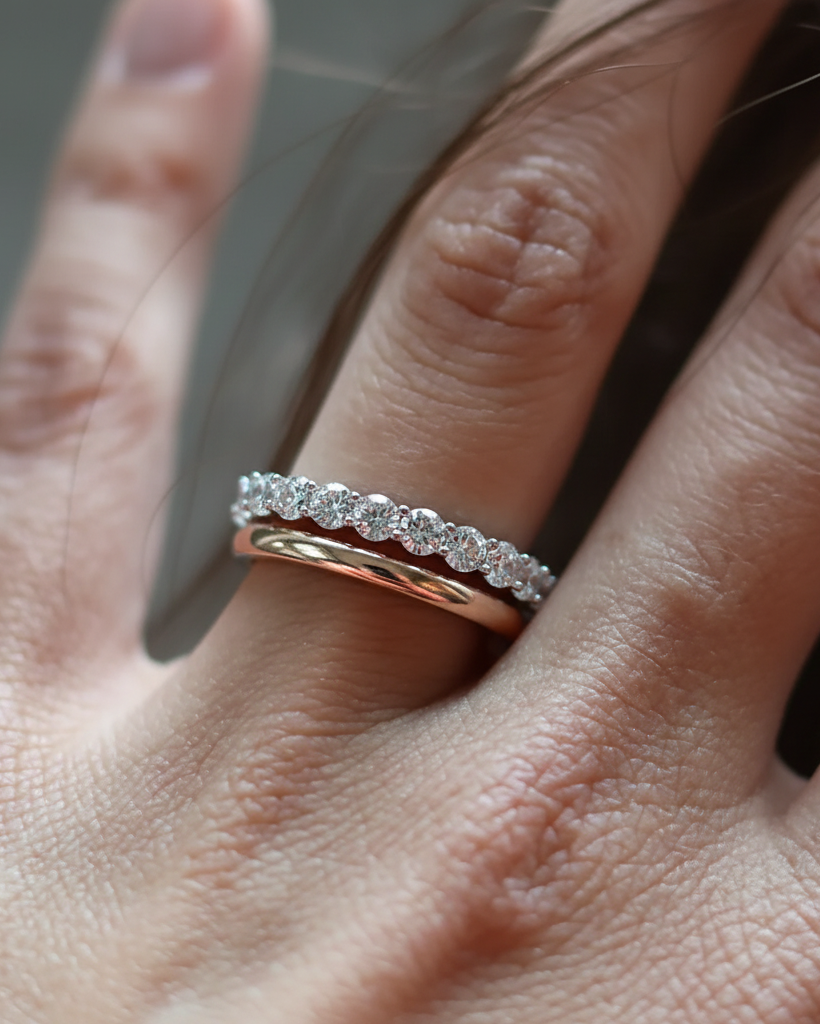 Anillo minimalista Tess con circonitas blancas. Una pieza elegante y fácil de combinar creada para acompañarte en cualquier ocasión.