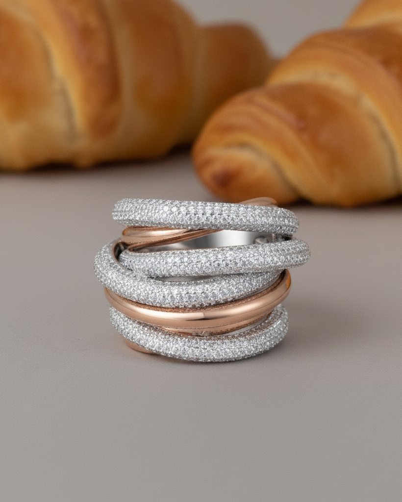 Joya moderna para mujer con múltiples aros y pequeñas circonitas blancas que aportan luz y sofisticación.