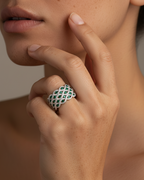 Anillo moderno para mujer con piedras verdes esmeralda y estilo sofisticado y femenino.