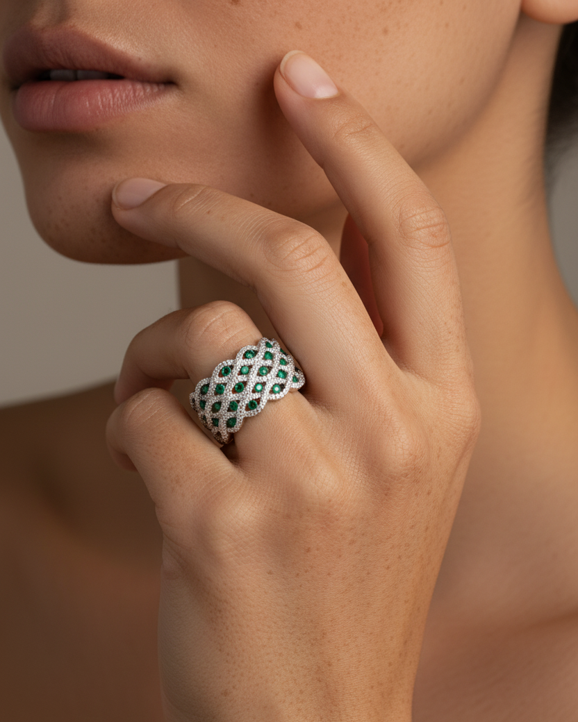 Anillo moderno para mujer con piedras verdes esmeralda y estilo sofisticado y femenino.