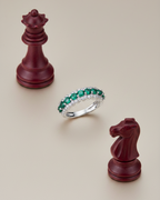 Anillo moderno para mujer con diseño elegante y combinación de piedras verdes y blancas.
