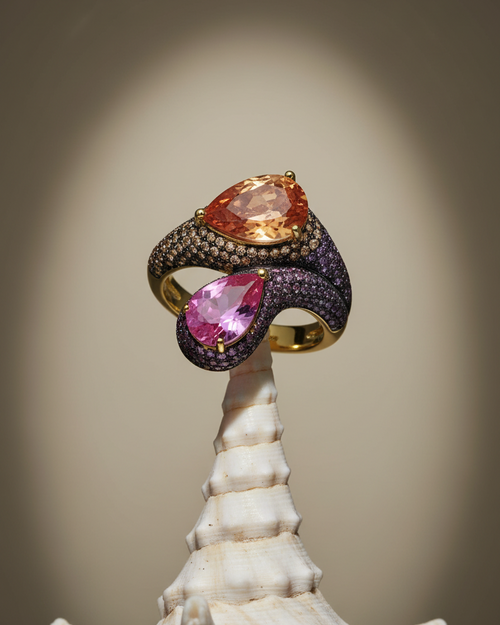 Anillo DUALIS con piedra morganita y piedra rosa en talla pera sobre acabado en oro amarillo de 18 kts.