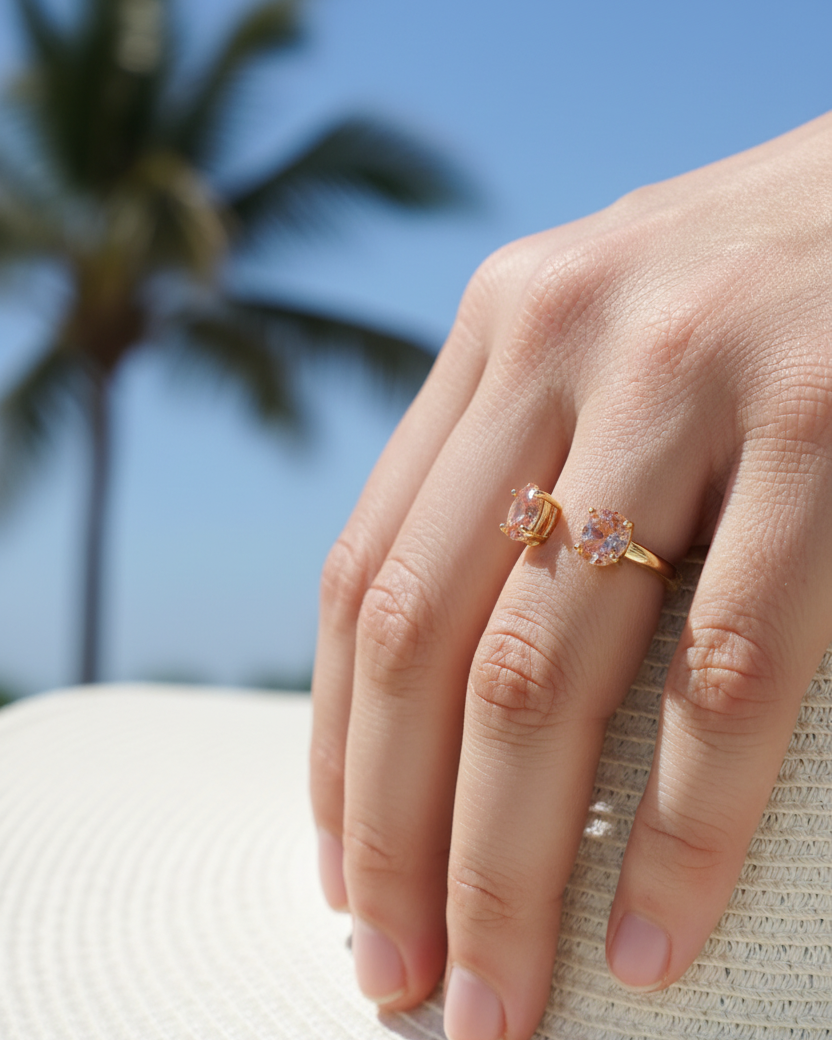 Anillo de diseño con piedras naranjas y acabado en oro amarillo de 18 kts.