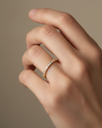 Anillo estilo pavé con circonitas blancas de 1 mm, acabado en oro amarillo de 18k y estética luminosa.