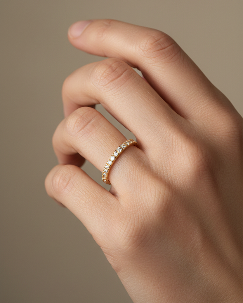Anillo estilo pavé con circonitas blancas de 1 mm, acabado en oro amarillo de 18k y estética luminosa.