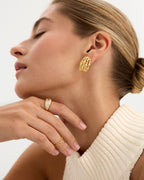 Anillo delicado con circonitas blancas finas y acabado en oro amarillo de 18 kt.