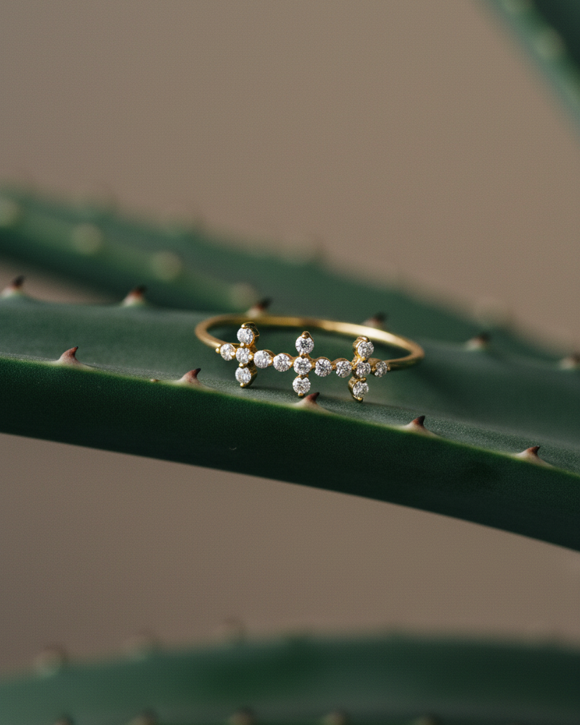 Anillo delicado con cruces de circonitas blancas y acabado en oro amarillo, diseño ligero y elegante.