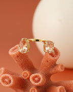 Anillo con baño de oro amarillo de 18 kts y piedras en color naranja.