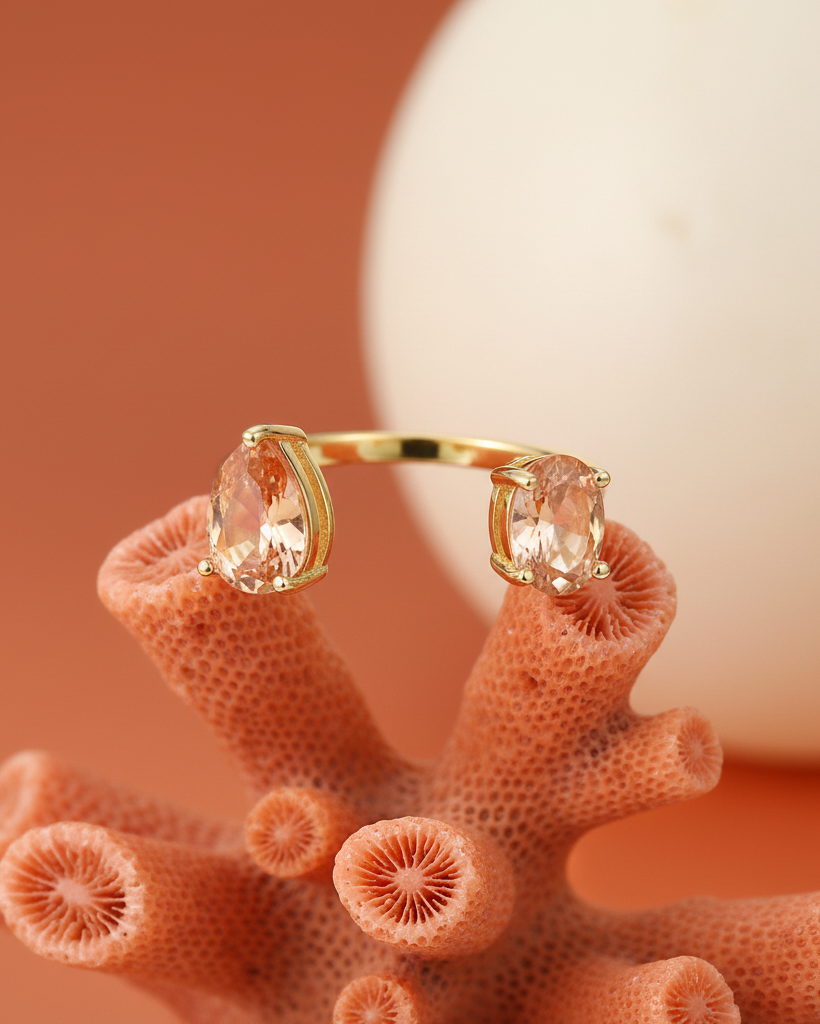 Anillo con baño de oro amarillo de 18 kts y piedras en color naranja.
