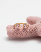 Anillo con baño de oro amarillo de 18 kts y piedras en color rosa intenso.
