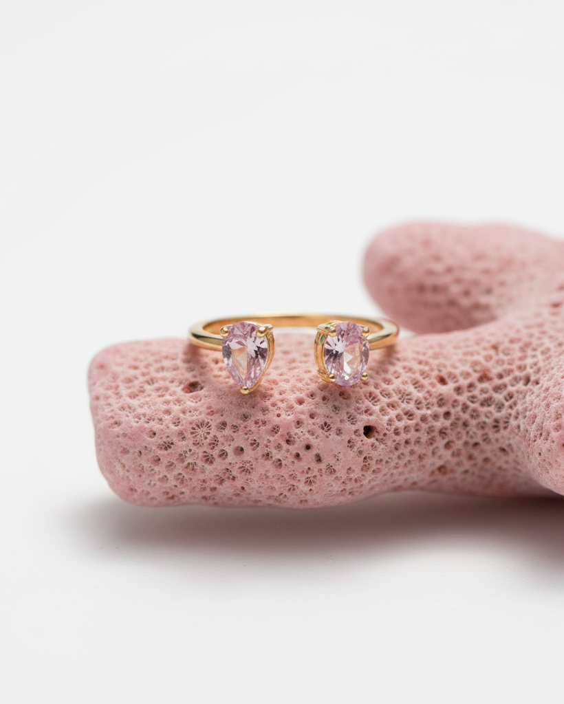 Anillo con baño de oro amarillo de 18 kts y piedras en color rosa intenso.