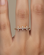Anillo minimalista con pequeñas cruces y circonitas blancas, acabado en oro amarillo de 18 kt.