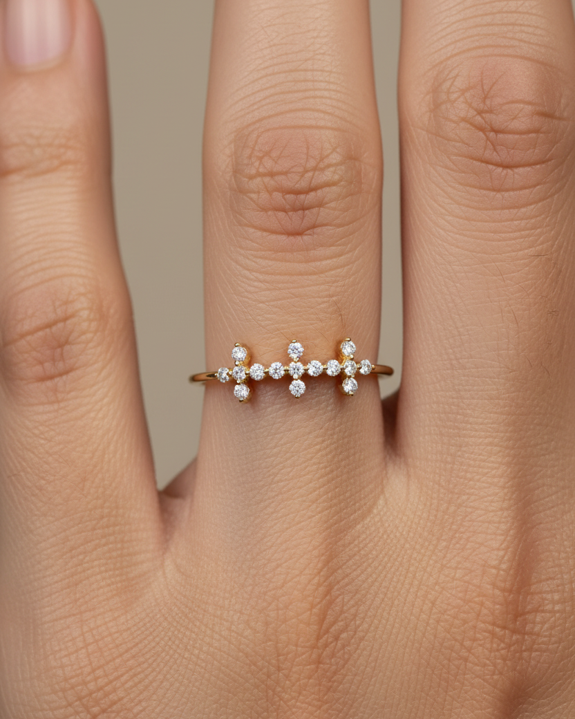 Anillo minimalista con pequeñas cruces y circonitas blancas, acabado en oro amarillo de 18 kt.