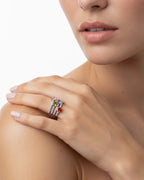 Anillo Persidas con combinación de circonitas blancas y gemas en tonos champagne, peridot, violeta y garnet