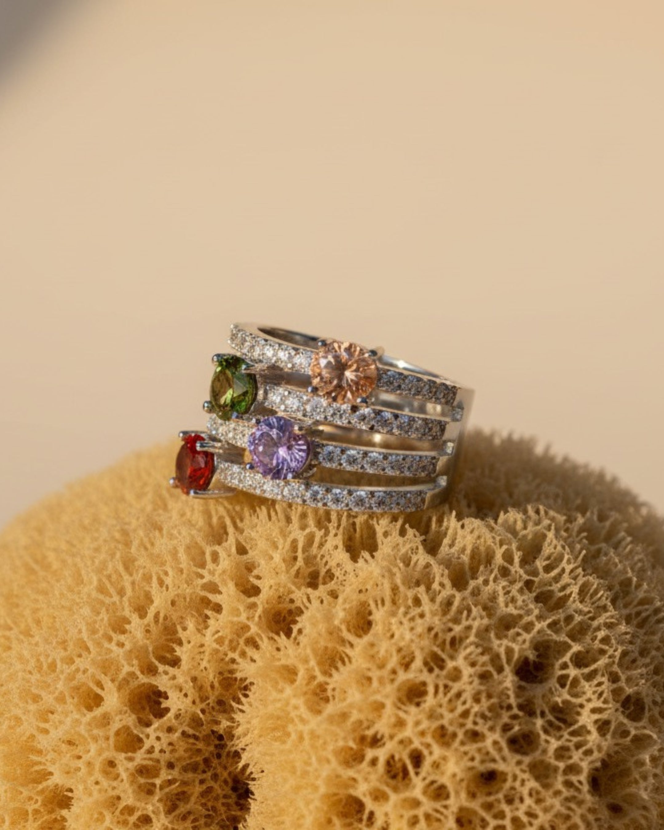 Anillo Persidas con diseño elegante de circonitas brillantes y piedras de colores