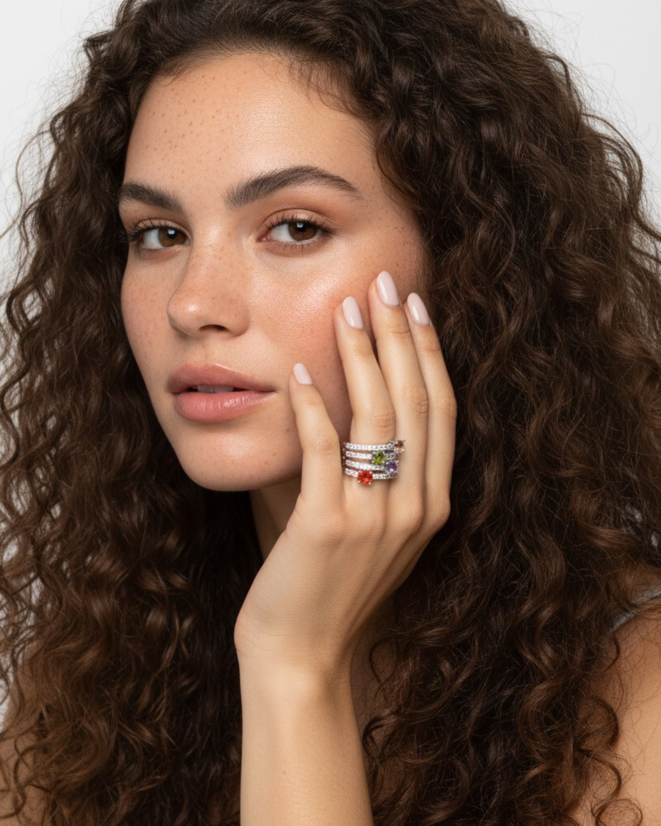 Anillo Persidas con circonitas en talla brillante y piedras de colores en talla redonda