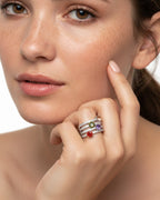 Anillo Persidas con circonitas blancas y gemas de colores ideal para looks de fiesta