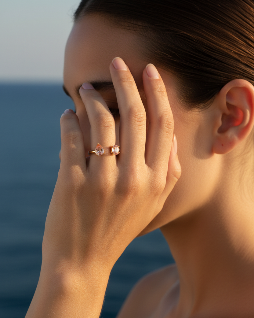 Detalle del anillo Kohë con piedra naranja en talla oval de 7x5 milímetros.