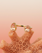 Detalle del anillo Kohë con piedra naranja en talla pera de 8x6 milímetros.