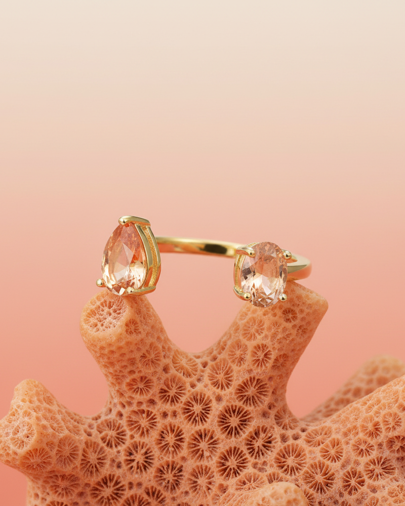 Detalle del anillo Kohë con piedra naranja en talla pera de 8x6 milímetros.