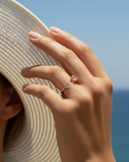 Detalle del anillo Kohë con piedra rosa en talla pera de 8 por 6 milímetros.