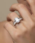 Anillo femenino con piedra rectangular blanca y estructura elegante inspirada en la alta joyería.