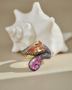 Anillo con piedras rosa y morganita en talla pera de estilo sofisticado y moderno.