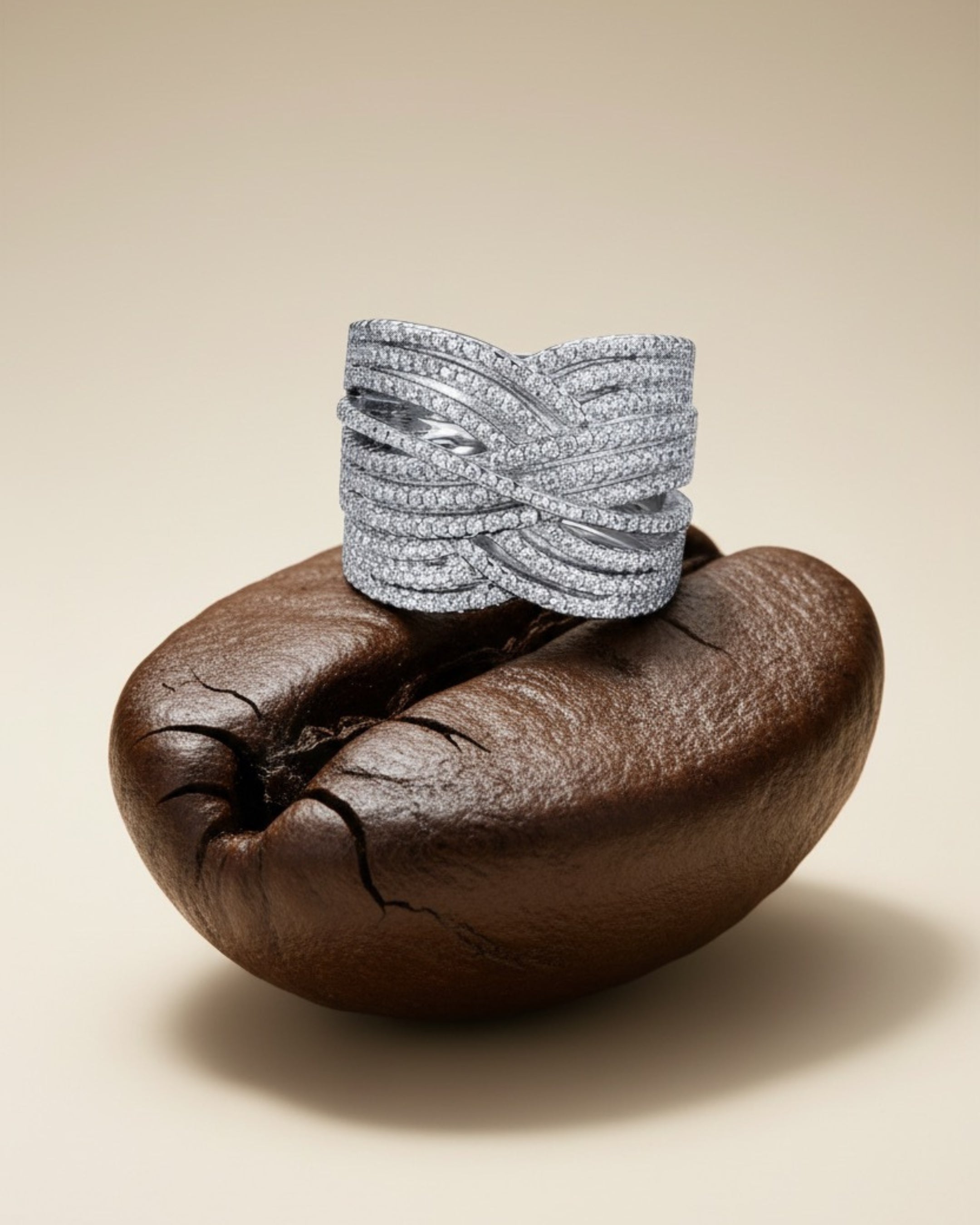 Detalle del relieve cruzado en anillo de plata 925 con piedras blancas.