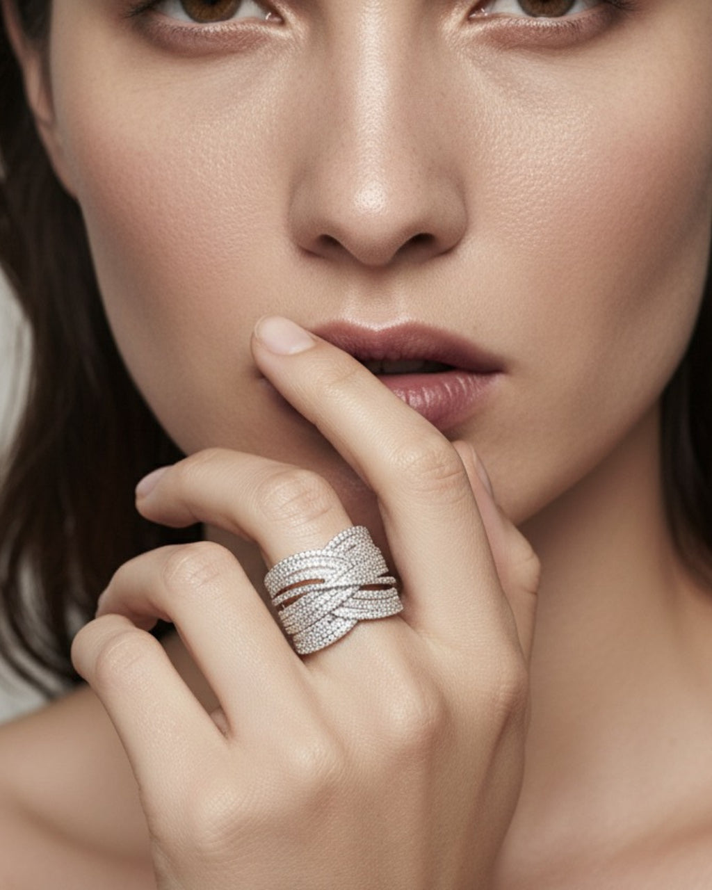 Anillo ROLA de plata 925 con piedras blancas colocado en mano para look elegante.