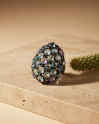 Anillo de plata 925 con piedras de colores en talla circular y acabado en oro negro.