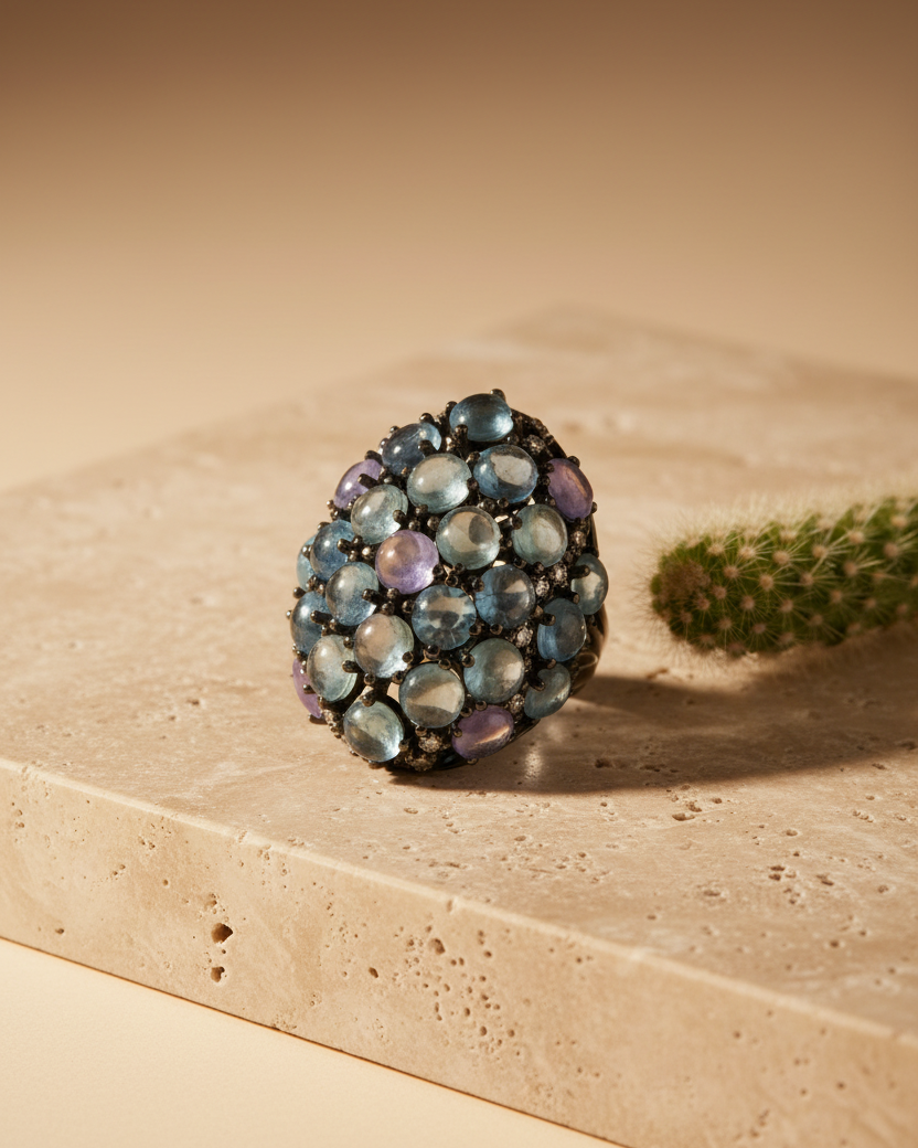 Anillo de plata 925 con piedras de colores en talla circular y acabado en oro negro.