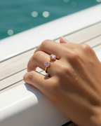 Anillo de plata 925 con piedras en rosa intenso y acabado en oro amarillo.