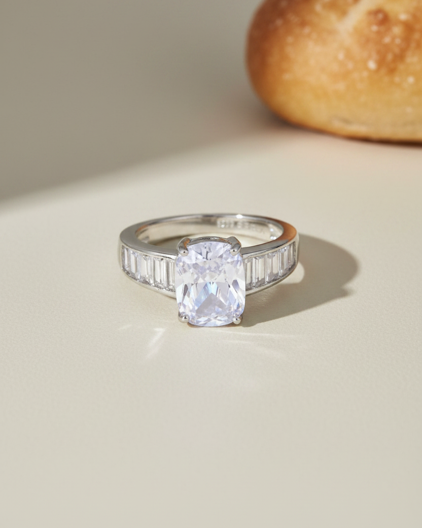 Joya premium de Sibela Studio con acabado brillante y piedra central de gran luminosidad.