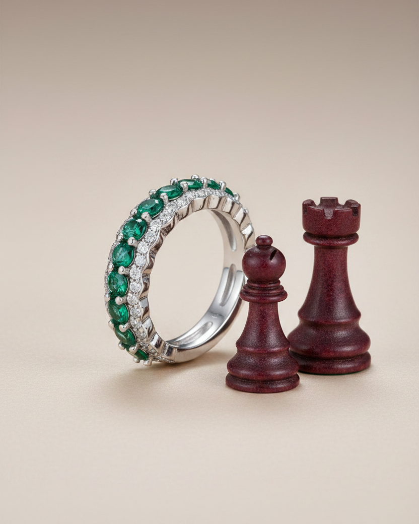 Joya femenina de Sibela Studio acabada en rodio blanco con piedras verdes y diseño refinado.