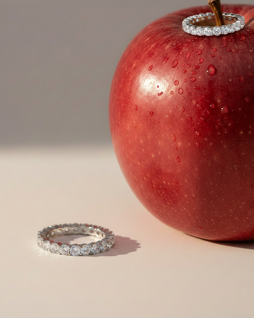 Anillo de circonitas blancas con chapado en rodio. Un diseño refinado y versátil para cualquier ocasión.
