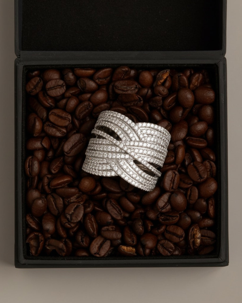 Primer plano de anillo de plata 925 con brillo natural y piedras blancas circulares.