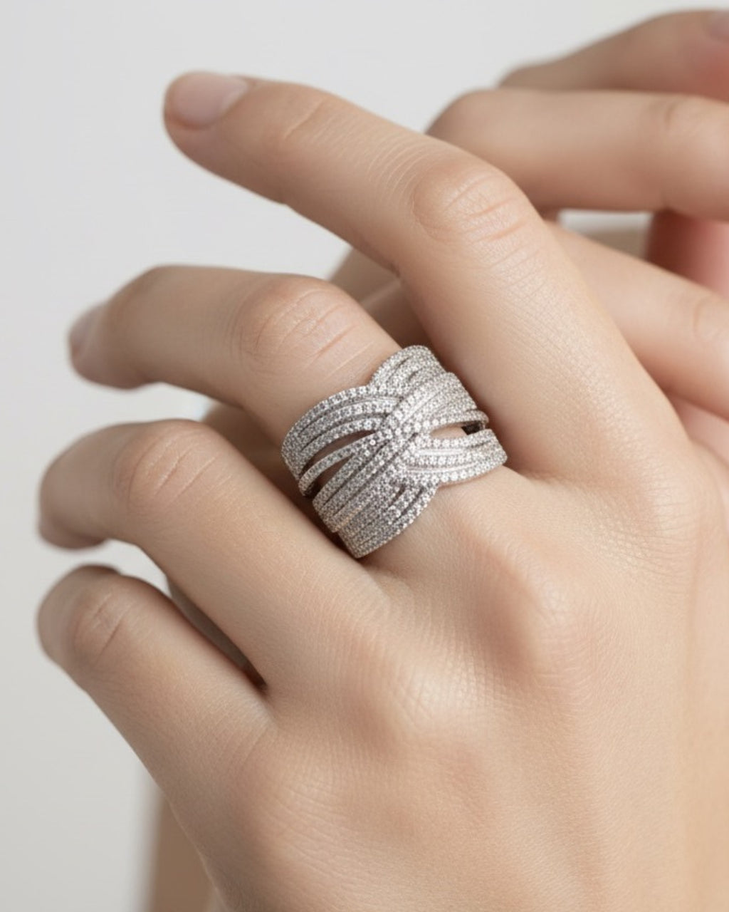 Anillo ROLA con diseño cruzado en plata 925 y acabado en baño de rodio.
