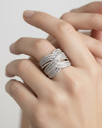 Anillo ROLA con diseño cruzado en plata 925 y acabado en baño de rodio.