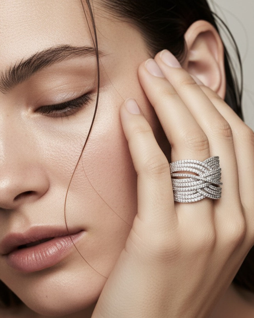 Anillo elegante de plata 925 con piedras blancas ideal para invitadas.