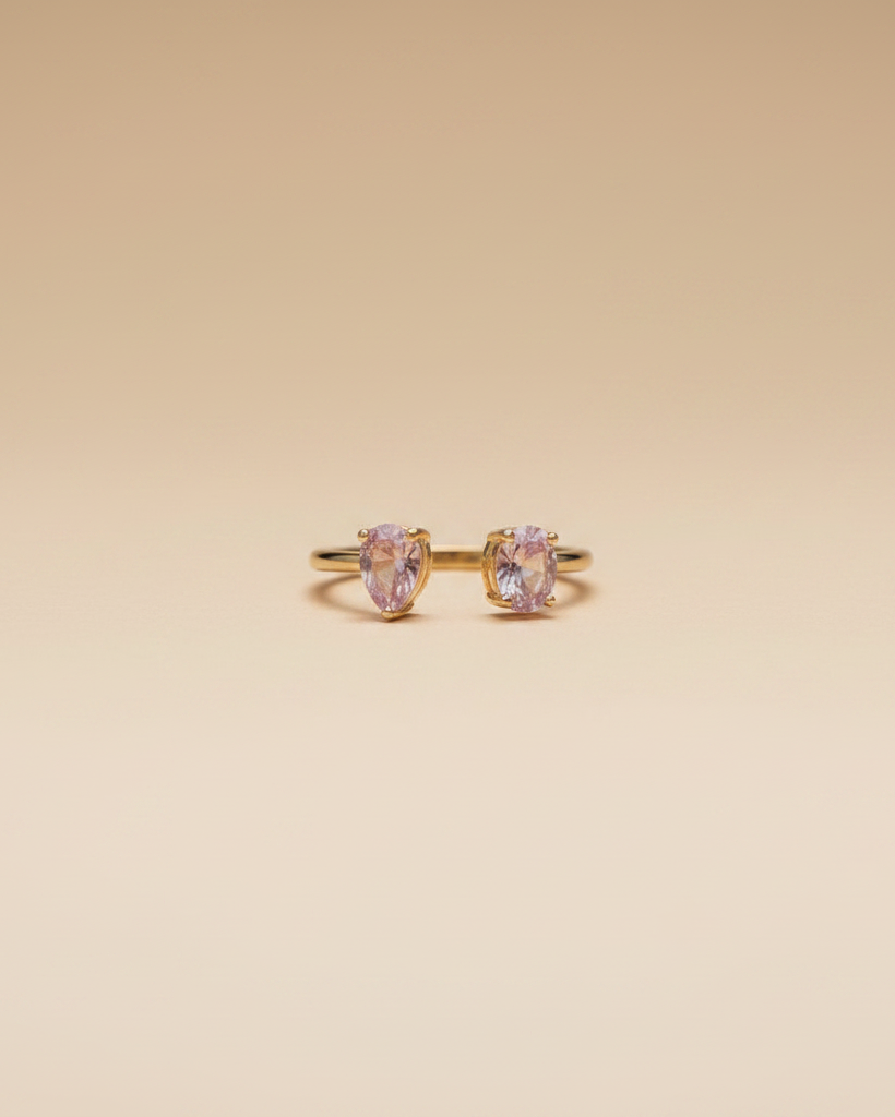 Anillo de diseño con piedras rosas y acabado en oro amarillo de 18 kts.