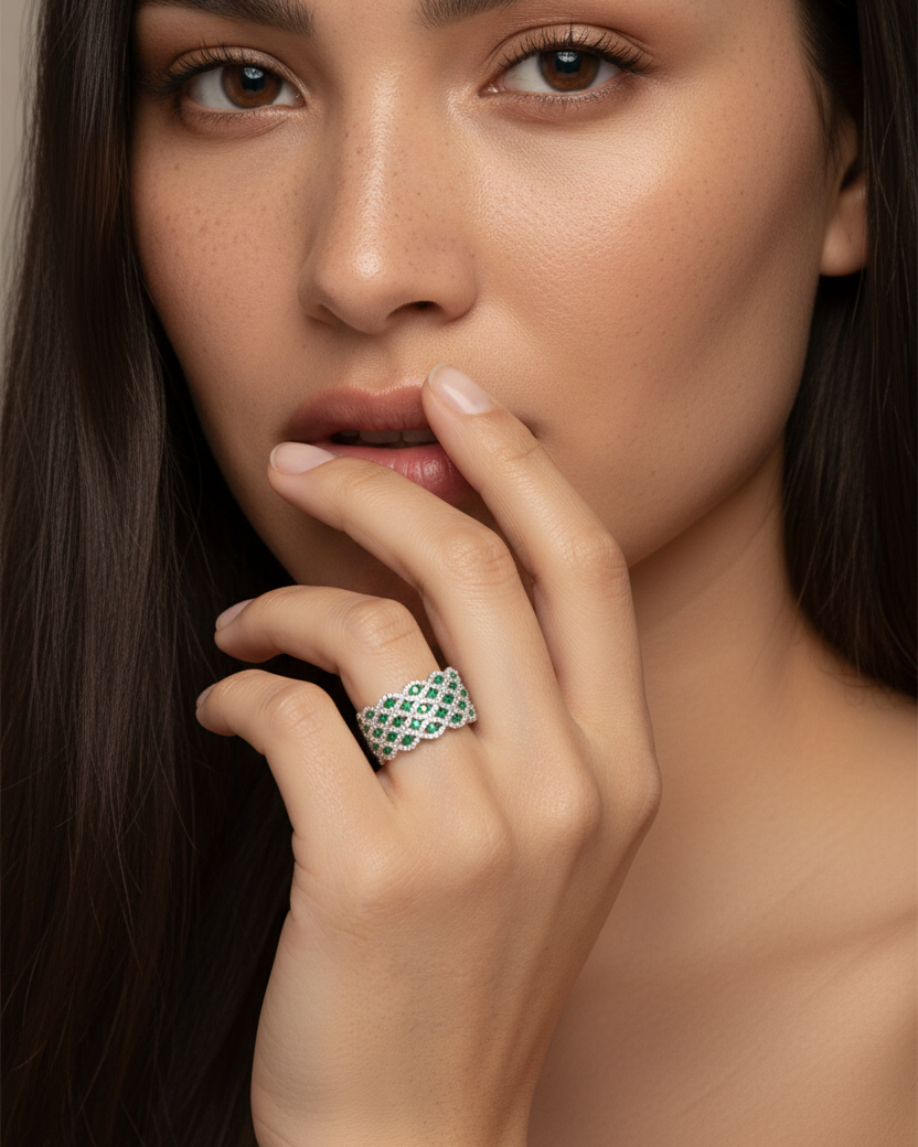Anillo STILL de Sibela Studio con piedras verdes esmeralda y blancas en un diseño elegante y luminoso.