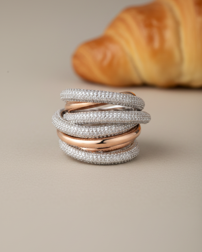 Detalle del anillo Sultans con pavé de circonitas blancas y acabado brillante en oro rosa de 18 kts.